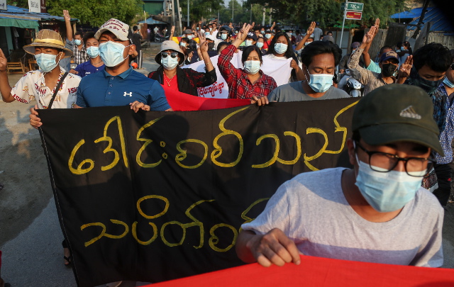 군부 쿠데타 발생 100일을 하루 앞둔 10일(현지시간) 미얀마 제2의 도시 만달레이에서 반 군부 시위대가 현수막을 들고 거리 행진을 벌이고 있다. 미얀마 인권단체인 정치범지원협회(AAPP)는 쿠데타 이후 군경 폭력에 의해 사망한 시민이 780명에 달한다고 밝혔다. EPA연합뉴스
