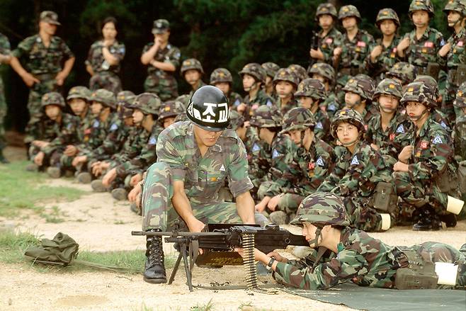 여성도 징병 대상에 포함시켜달라는 청와대 국민청원에 24만명 이상이 동의했다. 위는 기관총 사격훈련을 하는 여성 군 후보생들. ⓒ연합뉴스