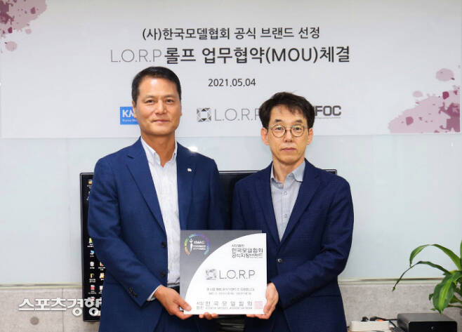 왼쪽부터 한국모델협회 임주완 회장(왼쪽), 투에버 김종규 대표