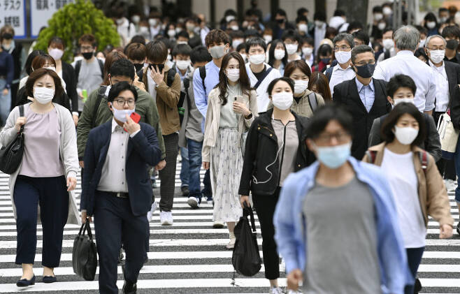 일본 정부가 7일 코로나19 억제를 위한 긴급사태 발효 대상 지역에 새롭게 포함한 아이치현 나고야역 앞을 마스크 쓴 행인들이 걸어가고 있다. 연합뉴스