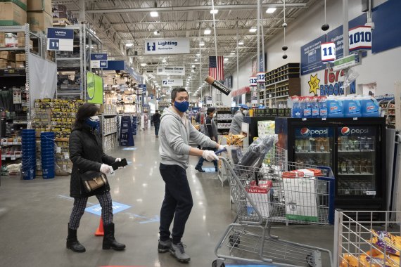 지난해 4월3일(현지시간) 미국 뉴욕주의 한 건축자재 전문점에서 마스크와 글러브를 착용한 소비자들이 쇼핑을 하고 있다.AP뉴시스