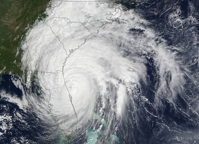 플로리다를 덮친 허리케인 매슈 위성사진. 최대풍속 시속 270킬로에 이른 5등급 초강력 열대폭풍으로 2016년 아이티와 미국 남동부 등에서 603명의 목숨을 앗아갔다. 미 항공우주국(NASA) 제공.