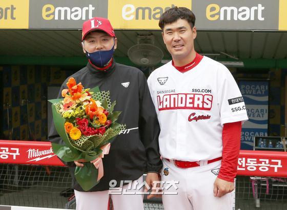 프로야구 롯데자이언츠와 SSG랜더스의 경기가 4일 오후 인천 SSG랜더스필드에서 열렸다. SSG가 5-3으로 승리했다. 경기 종료 후 김원형 감독이 주장 이재원으로부터 첫 승 꽃다발을 받고 있다.