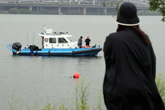 지난달 30일 실종된 대학생 손정민씨를 찾기 위해 경찰이 반포한강에서 수중수색 작업을 벌이고 있다. 뉴스1