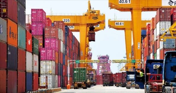 < ‘최대 높이’ 6단까지 쌓은 컨테이너 > 지난달 30일 부산신항 4부두 야드에 하역을 기다리는 컨테이너들이 수직으로 올릴 수 있는 최대 높이인 6단(15m)까지 겹겹이 쌓여 있다. 부산=신경훈 기자