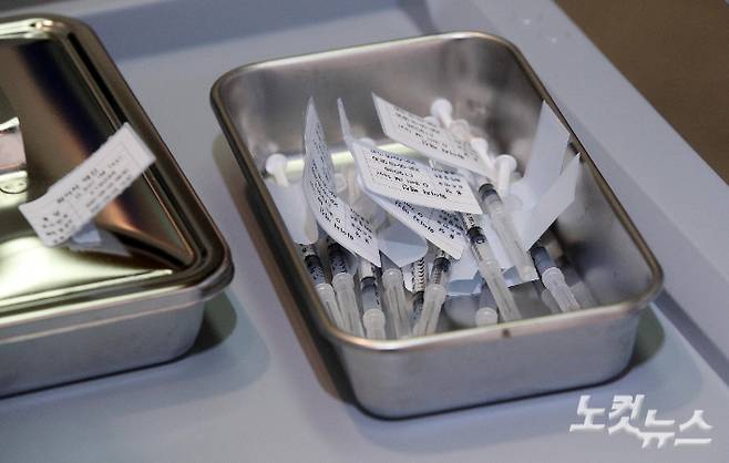 예방접종센터 코로나19 백신 보관소에 화이자 백신이 담긴 주사기가 놓여 있다. 이한형 기자
