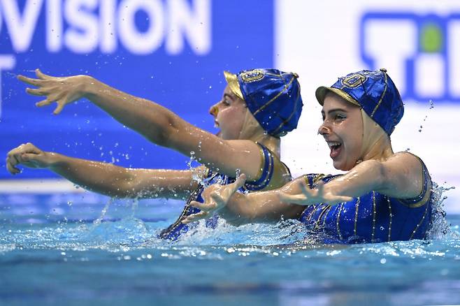스페인의 Alisa Ozhogina와 Iris Tio가 10일(현지시간) 열린 유럽 수영 선수권(헝가리 부다페스트) 아티스틱 스위밍 듀엣 테크니컬 루틴 결선에서 연기를 펼치고 있다. EPA|연합뉴스