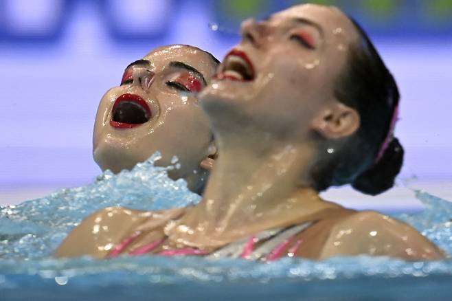 세르비아의 Nevena Dimitrijevic 와 Jelena Kontic이 10일(현지시간) 열린 유럽 수영 선수권(헝가리 부다페스트) 아티스틱 스위밍 듀엣 테크니컬 루틴 결선에서 연기를 펼치고 있다. AP|연합뉴스