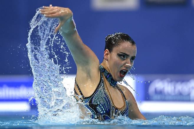 오스트리아의 Vasiliki Alexandri가 11일(현지시간) 열린 유럽 수영 선수권(헝가리 부다페스트) 아티스틱 스위밍 솔로 테크니칼 결선에서 연기를 펼치고 있다. AP|연합뉴스
