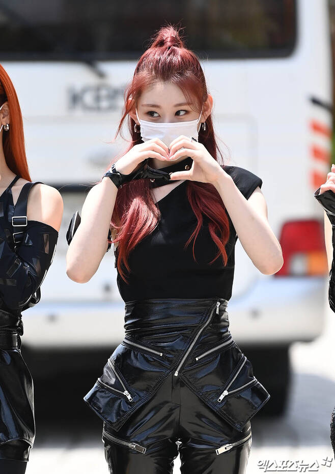 Group ITZY (ITZY) Chaeryeong, who attended KBS radio Jung Eunjis Song Plaza held at Seoul Yeuido-dong KBS on the afternoon of the 12th, poses on his way to work.