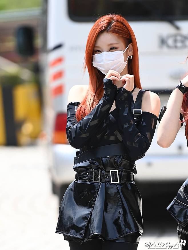 The group ITZY Yezi, who attended KBS radio Jung Eun-jis Song Plaza on Seoul Yeouido-dong KBS on the afternoon of the 12th, poses on the way to work.
