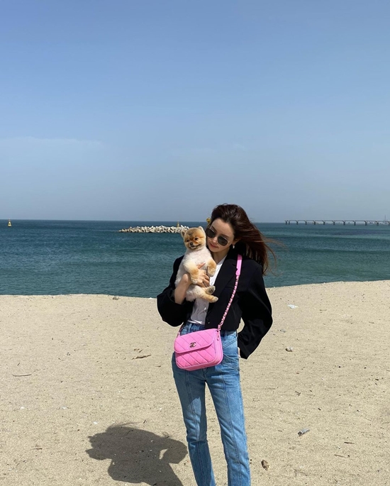Actor Lee Da-hae enjoyed Redundancy on the Gyeonggang Line.On the 12th, Lee Da-hae said to his instagram, Do not we have to move to the Gyonggang Line?It is good weather and released several photos.In the photo, Lee Da-hae, who is enjoying Redundancy in the Gyonggang Line, is shown.Lee Da-hae sported a black jacket in high-waisted jeans and an extraordinary fashion sense with a pink luxury bag.Lee Da-haes gorgeous beauty, which is also smiling brightly with a dog, catches the eye.Meanwhile, Lee Da-hae has been in public with singer Seven since 2016.Photo: Lee Da-hae Instagram