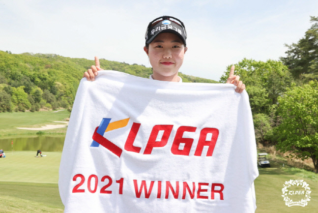 권서연이 지난 12일 KLPGA 드림투어 5차대회 우승을 차지한 뒤 포를 취하고 있다. 제공=KLPGA