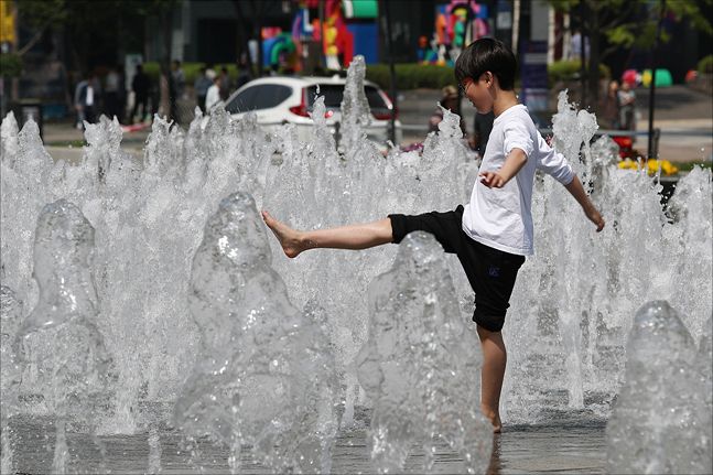 서울 세종대로 광화문광장에서 한 어린이가 분수대에서 물놀이를 하며 더위를 식히고 있다.(자료사진)ⓒ데일리안 홍금표 기자