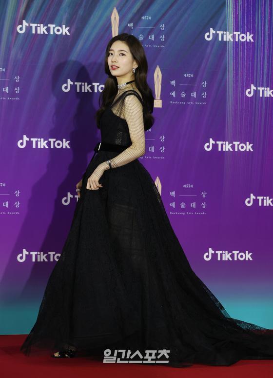 Actor Bae Suzy poses at the red carpet event of the 57th Baeksang Arts Award for Most Popular Male in Arts ceremony held in KINTEX, Ilsan, Goyang City, Gyeonggi Province on the afternoon of the 13th.The 57th Baeksang Arts Award for Most Popular Male in Arts Awards, the best comprehensive arts awards ceremony in Korea, will be broadcast simultaneously at JTBC, JTBC2 and JTBC4 from 9 pm and will be broadcast live on Tiktok.The awards ceremony, which will be held by Shin Dong-yeop and Bae Suzy, will be held in consideration of the Corona 19 situation after last year.Goyang = /2021.05.13