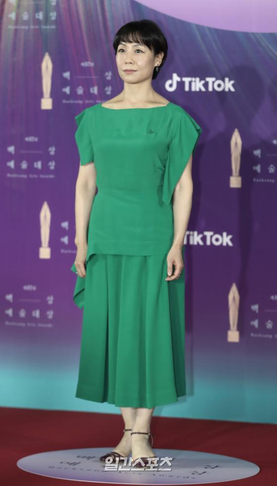 Theater actor Kim Moon Hee poses at the 57th Baeksang Arts Grand Prize awards red carpet event held in KINTEX, Ilsan, Gyeonggi Province on the afternoon of the 13th.The 57th Baeksang Arts Grand Prize, the nations top comprehensive arts awards that cover TV, film and theater, will be broadcast simultaneously on JTBC, JTBC2 and JTBC4 from 9 pm and will also be broadcast live on Tiktok.The awards, which will be held by Shin Dong-yeop and Suzie, will be held in consideration of the Corona 19 situation after last year.Goyang = 2021.05.13