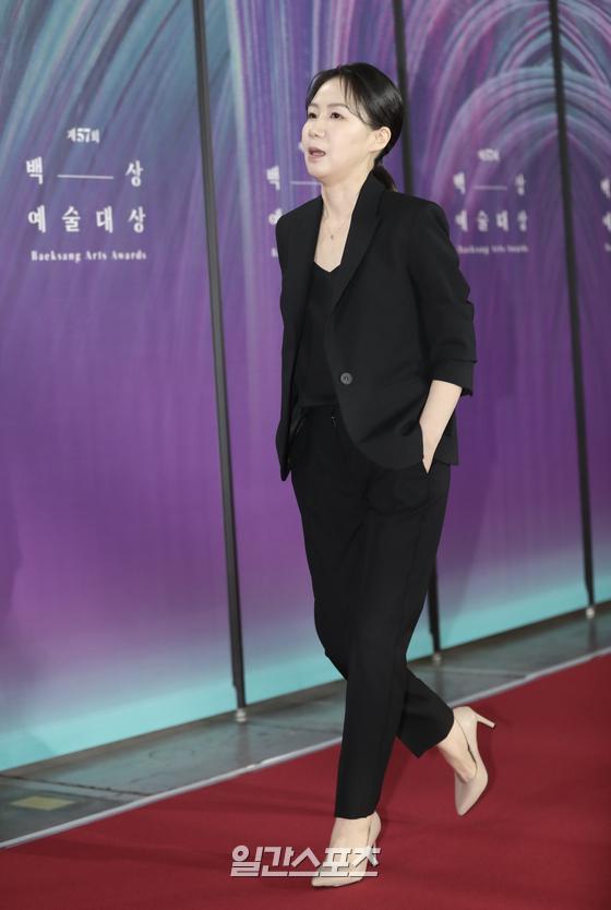 Actor Cho Kyung-ran poses at the 57th Baeksang Arts Grand Prize awards red carpet event held in KINTEX, Ilsan, Goyang City, Gyeonggi Province on the afternoon of the 13th.The 57th Baeksang Arts Grand Prize, the nations top comprehensive arts awards that cover TV, film and theater, will be broadcast simultaneously on JTBC, JTBC2 and JTBC4 from 9 pm and will also be broadcast live on Tiktok.The awards, which will be held by Shin Dong-yeop and Suzie, will be held in consideration of the Corona 19 situation after last year.Goyang = 2021.05.13