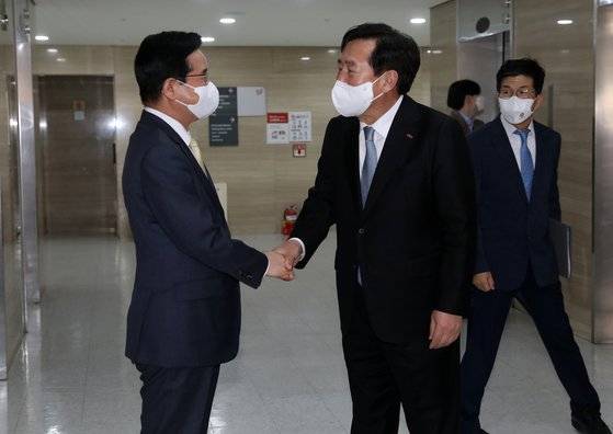김창룡 경찰청장(왼쪽)이 지난달 15일 서울 영등포구 중소기업중앙회에서 열린 중소기업인 간담회에서 김기문 중소기업중앙회장과 악수를 나누고 있다. 중소기업중앙회는 중소기업 기술유출 범죄에 대한 엄정한 수사 및 예방 활동 강화 등을 경찰에 요청했다. 뉴스1