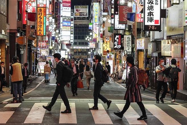 일본 정부의 신종 코로나바이러스 감염증(코로나19) 대응에 대한 시민 불만이 높아지고 있는 가운데 사회 유력 인사들이 잇따라 코로나19 관련 특별 대접받는 ‘상급 국민’ 의료 우대 논란이 되고 있다. 사진은 도쿄 신주쿠 거리의 모습. [EPA]
