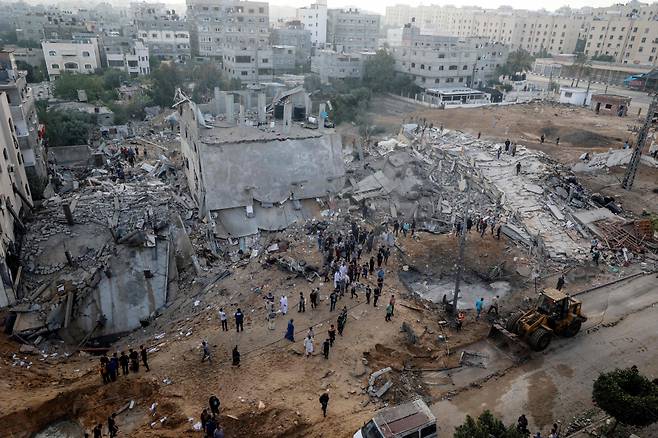 5월13일(현지 시각) 팔레스타인 가자지구가 이스라엘의 전투기 공습을 당한 모습. 이스라엘은 팔레스타인 무장조직 하마스의 로켓포 공격에 대응하며 전투기 공습을 감행했다. ⓒAFP=연합뉴스