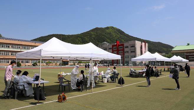 13일 강원 인제군 한 고교에 재학 중인 고교생 2명이 코로나19 확진 판정을 받자 해당 학교에 임시선별진료소를 마련, 학생과 교사 등 313명을 대상으로 전수 검사를 하고 있다. 인제군 제공.