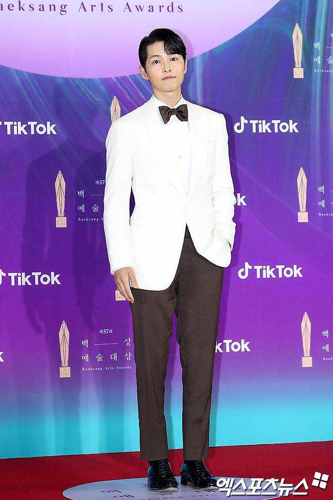 Actor Song Joong-ki, who attended the red carpet event of the 57th Baeksang Arts Awards ceremony held at KINTEX, Ilsan, Goyang City, Gyeonggi Province on the afternoon of the 13th, has Photo time.2021 Baeksang Arts Grand Prize will be held in the aftermath of Corona 19 last year.