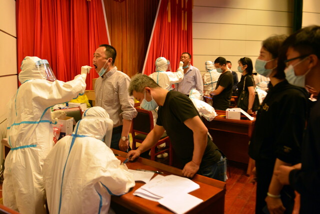 코로나19 지역 사회 확진자가 확인된 중국 안후이성 류안 시에서 14일 주민들이 코로나19 검사를 받고 있다. 류안/로이터 연합뉴스