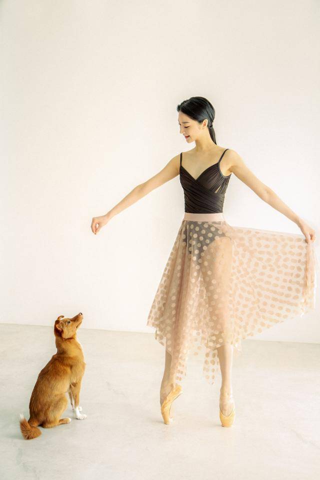 국립발레단 수석무용수 박예은이 동물권단체 카라가 구조한 반려견 '튜나'와 유기동물 돕기 캠페인을 위해 촬영하고 있다. 니사라트 제공