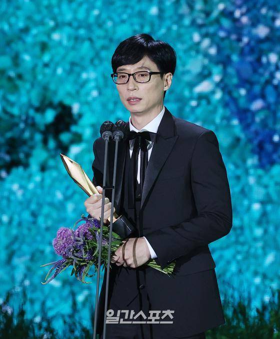 방송인 유재석이 13일 오후 경기 고양시 일산 킨텍스에서 열린 '제57회 백상예술대상' 시상식에서 TV부문 대상을 수상하고 있다. TV·영화·연극을 아우르는 국내 유일무이 종합예술시상식인 '57회 백상예술대상'은 지난해에 이어 코로나19 상황을 감안해 무관중으로 진행됐다. 고양=특별취재반 /2021.05.13/