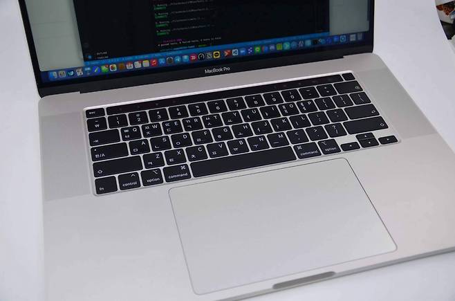 16인치 맥북 프로의 키보드