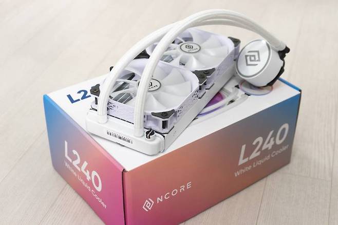 앱코 엔코어 L240 RGB 화이트. 240mm 일체형 수랭식 CPU 쿨러다. 출처=IT동아