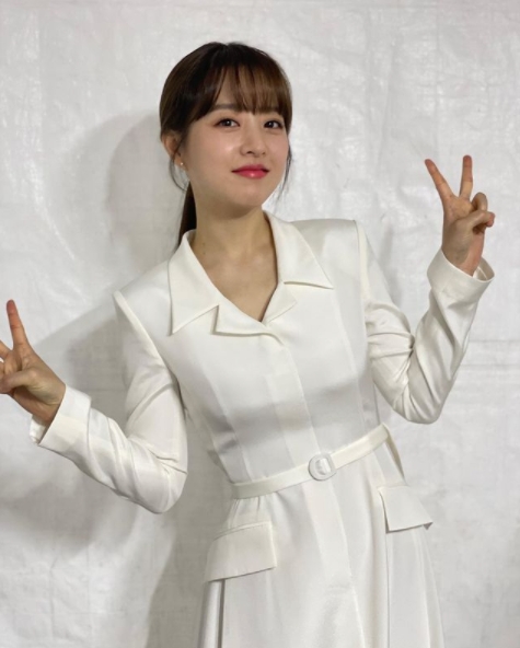 Actor Park Bo-young has shared a lovely recent situation.Park Bo-young posted a picture on his instagram with a finger emoticon on the 14th.Park Bo-young in the public photo is wearing a white dress and showing off her goddess figure.Like the nickname Pobli, it is a figure V and a charming expression that makes fans feel hearty.Fans who have seen this are responding to too pretty, too cute, beautiful and beautiful, our actor.Meanwhile, Park Bo-young is currently appearing on TVNs monthly drama One day, The Fall of My House came into the front door.park bo-young SNS