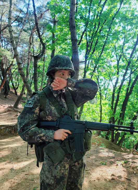 Actor Lee Si-young has revealed photos during AD shoots, attracting Eye-catchingOn the 14th, Lee Si-young released a picture taken during his AD shooting through his instagram.In the open photo, Lee Si-young was staring somewhere with a gun in a military uniform in the mountains and attracted Eye-catching.Lee Si-young said, I was 15 keys in the army. I ran like this, so it was hard, I even had my feet in the army. I was so happy.Lee Si-young said, I said 30 kilos when I marched ... it is great. He expressed his respect and gratitude for the Soldiers who are guarding the country.Meanwhile, Lee Si-young married Cho Seung-hyun, a restaurant businessman, in 2017, and gave birth to a son.Lee Si-young has been loved by Netflixs original series Sweet Home and is expected to appear in a Korean remake of the popular American drama Mentalist.
