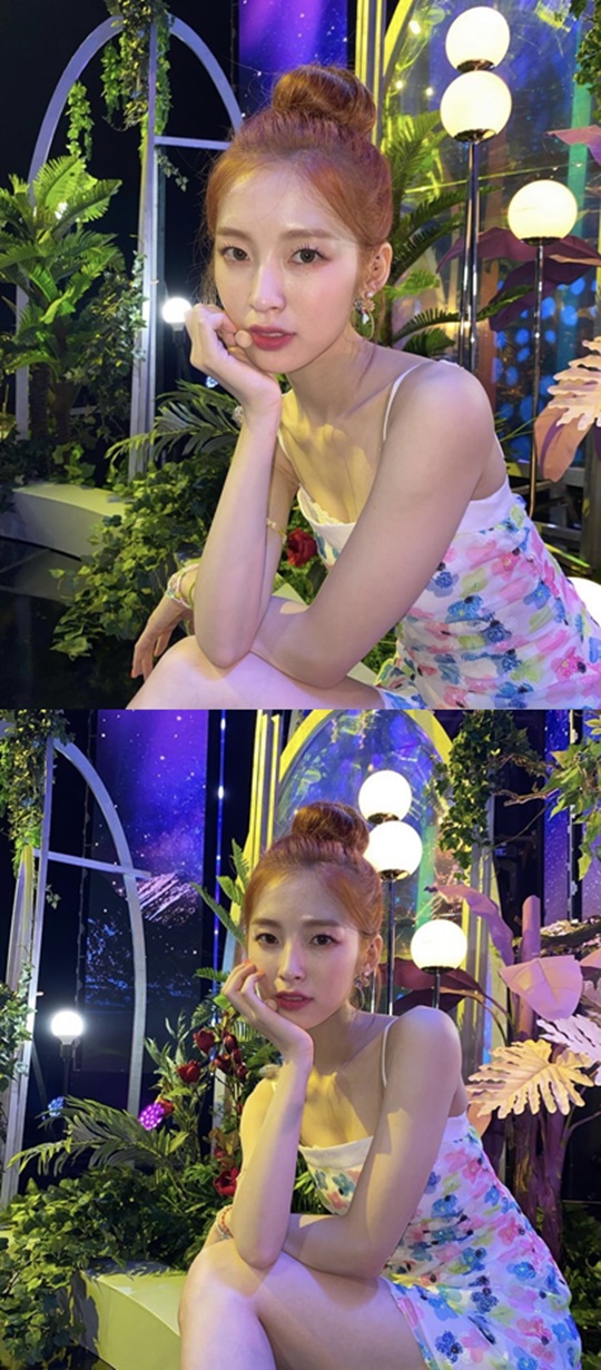 Group OH MY GIRL Arin boasted a fairy-like visual.On Friday, Arin posted several photos on her Instagram account with fairy emojis.In the open photo, Arin caught his eye with a colorful visual in a dreamy set, and Arin, who stared at the camera with a bundle of hair, looks like a fairy.The netizens who saw this responded that Tinker Bell was alive and breathing and It seems to be the most beautiful in the world.On the other hand, OH MY GIRL released its eighth mini album Dear OH MY GIRL on the 10th.Photo l Arin SNS