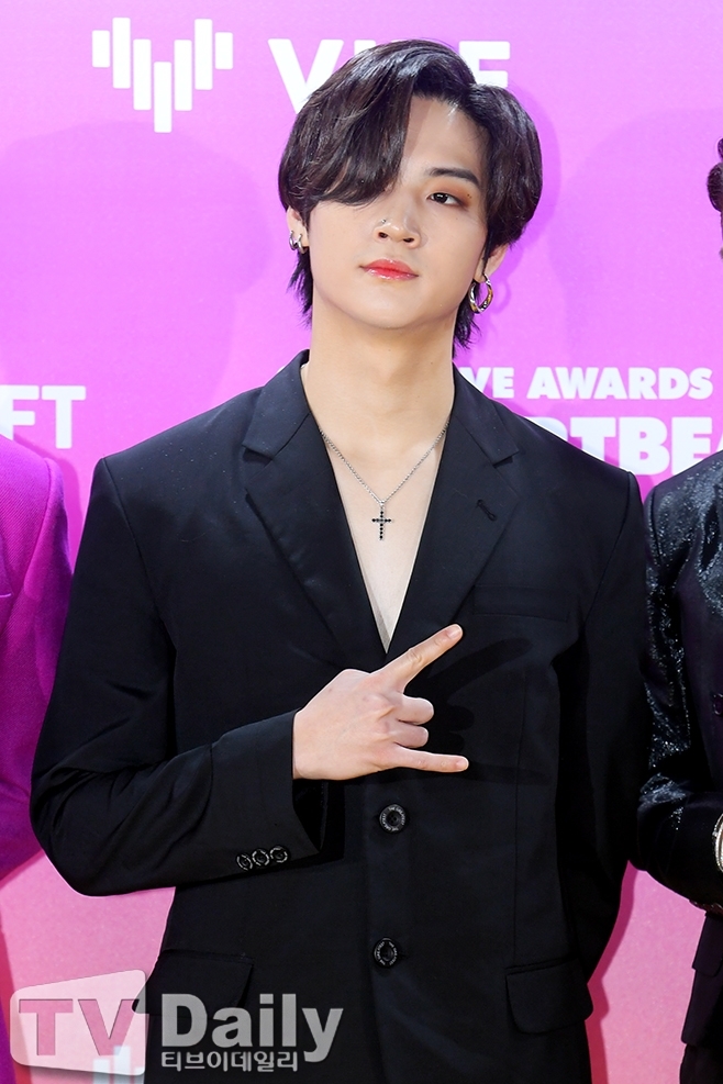 Group GOT7 J.B. (JAY B) has disputed and apologized for revealing nude female photos during the Love Live! broadcast.On the afternoon of the 14th, J.B.s agency, Hier Music, apologized to fans through its official position.The agency said, J.B. usually holds a personal photo exhibition and takes pictures that are as good as professional photographers.In addition to Music, he expressed his interest in art and photography and showed his talents in various arts fields.  (J.B.) He is inspired by the tone and mood of various photographs, especially this Love Live!The photos shown during the broadcast are the works of fashion photographers who have also taken pictures with famous artists in Korea. But Love Live, where J.B. is a diverse age group!It is true that some photos were exposed inadvertently on the air, saying, I sincerely apologize to the fans and the public.The day before, on the 13th, J.B. conducted a live live! broadcast on SNS, and talked with fans about the single, which is scheduled to be released on the 14th, in the background of his room.But the nude pictures of the woman on the wall of the room were controversial.Immediately after the controversy, it was revealed that these photographs were not pornographic photographs but photographers works, but some photographs revealed the penis of women, so the controversy did not sink easily.The netizens said, Art and obscenity are one end difference. J.B. apologized and the controversy ended.However, even after the official statement of apology, J.B.s apology method came to the board.J.B. left a short article I am truly sorry through the Instagram story format in which the post disappears after 24 hours of writing.So the netizens pointed out that there is no no sincerity, and eventually J.B. said, I am sorry for suddenly worrying.I put a picture of one of my favorite writers, but I am sorry to see it in the place where all ages see it.In the future, I will pay special attention to these parts and make sure that they are not frowned upon. In addition, after three apology posts were posted, he was criticized for posting his single promotional post, which is scheduled to be released at 6 pm on the same day.