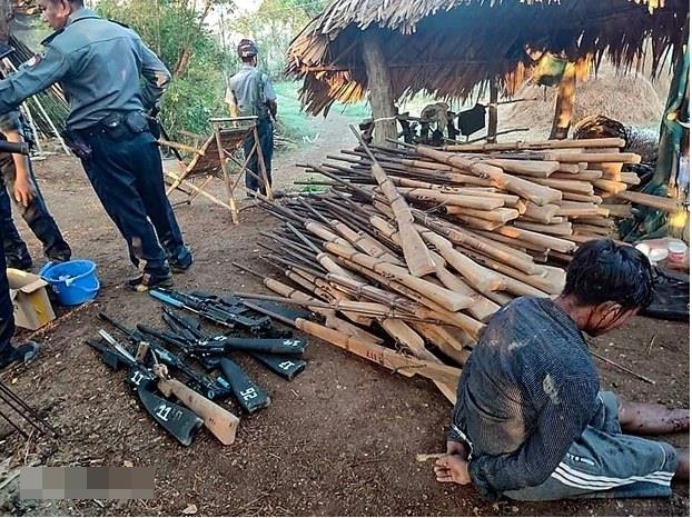 미얀마 군경이 시민방위군 은신처를 급습해 사제 총기 등을 노획한 모습 [라디오프리아시아 캡처. 재판매 및 DB 금지]