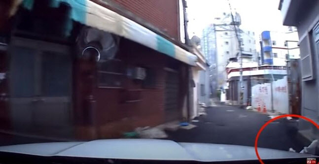 주택가 도로 바닥에 누워 자고 있는 행인을 치고 가는 C씨의 차량. (사진=유튜브 채널 ‘한문철TV’ 영상 캡처)