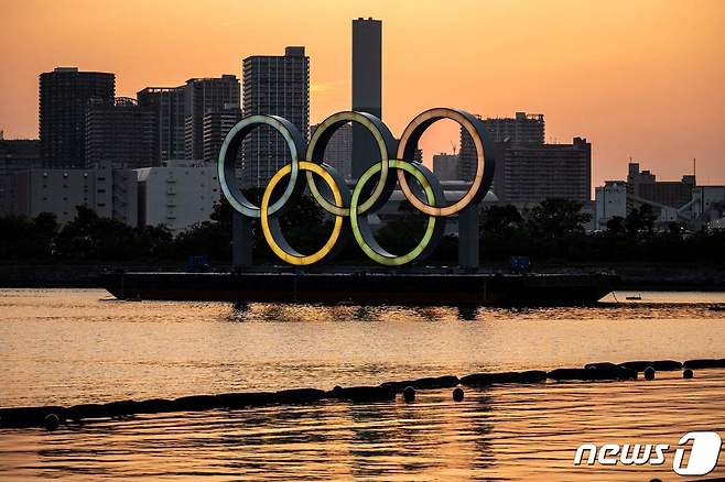 도쿄에 설치된 올림픽 엠블럼. © AFP=뉴스1