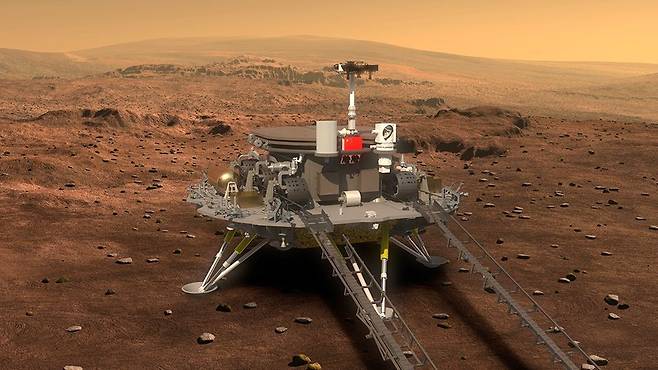중국 화성 탐사선 텐원 1호는 궤도선과 함께 착륙선과 로버도 동시에 운영한다. 화성 표면에 내린 착륙선에서 탐사 로버가 내려올 준비를 하는 모습의 상상도./CNSA