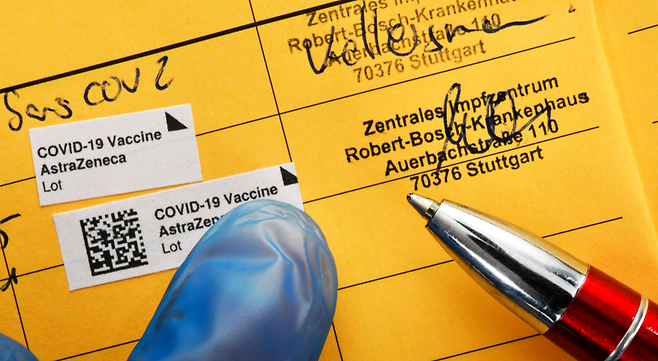 독일에서 발급되는 백신 접종 카드. 아스트라제네카를 접종했다는 기록이 적혀있다.(출처=ntv 웹페이지 갈무리)