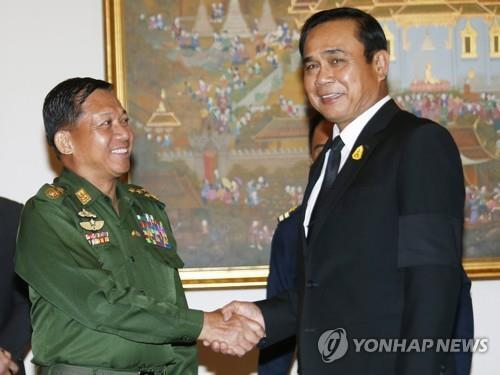 악수하는 민 아웅 흘라잉 미얀마 장군(왼쪽)과 쁘라윳 짠오차 태국 총리 [EPA=연합뉴스 자료사진]
