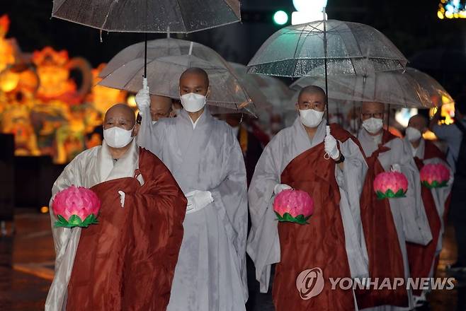 빗속 연등 행렬 (서울=연합뉴스) 박동주 기자 = 부처님오신날을 앞둔 15일 서울 조계사 인근 도로에서 연등 행렬이 이어지고 있다. 2021.5.15 pdj6635@yna.co.kr