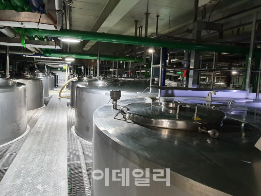 국순당 발효실. 탱크 하나당 4만ℓ의 술이 발효되고 있다.(사진=김무연 기자)