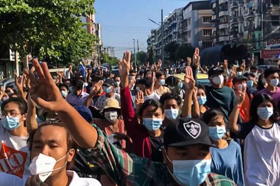 지난 2일(현지 시각) 미얀마 최대 도시 양곤에서 군부 쿠데타 규탄 시위대가 플래시몹 형태의 거리 시위를 벌이며 독재에 대한 저항의 상징인 '세 손가락 경례'를 하고 있다. [이미지출처=연합뉴스]