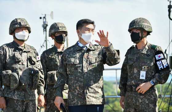 지난 11일 서욱 국방부 장관(오른쪽 두 번째)이 GOP부대를 방문해 부대 여건과 대비태세를 점검하고 있다. 사진 국방부.