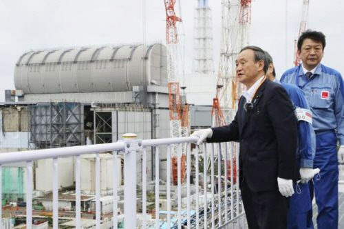 스가 요시히데 일본 총리가 지난해 9월 26일 후쿠시마 제1원전을 방문해 폐로 작업이 진행 중인 현장을 둘러보고 있다. AFP연합뉴스