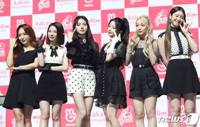 Seoul=) = Rocket Punch Juri Ueno (from left), Yunkyoung, Dahyeon, Yeonhee, Sohee, and Suyun pose at a showcase commemorating the release of their first single album Ring Ring in Blue Square, Hannam-dong, Yongsan-gu, Seoul, on the 17th.2021.5.17