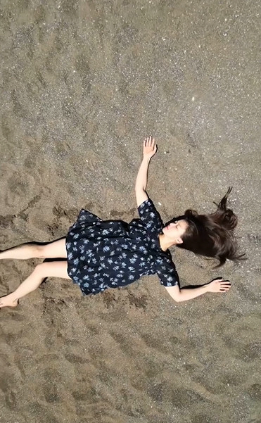 Actor Lee Si-young has released a delightful concept video.Lee Si-young posted a video on his Instagram on the 17th with an article entitled Come quickly and Save Me.In the public footage, Lee Si-young lying on the beach was featured; next to Lee Si-young, Dinosaur, painted in sand, opened his mouth and added cuteness.The delightful video of Lee Si-young in crisis that will be eaten by Dinosaur stands out.Lee Si-young is the first Korean female actor to have more than 10 million followers and is actively communicating with fans.Another comic video of Lee Si-young, which boasts a unique concept and comical video, laughed.Meanwhile, Lee Si-young married Cho Seung-hyun, a restaurant businessman in 2017, and has a son.Lee Si-young is appearing on KBS Joey entertainment program Selub Beauty 3.