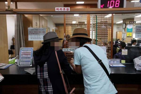 주민센터에서 B 씨의 위장전입을 신고하던 중, 집주인이 방문해서 직접 위장전입 신고를 했다. 최대성 기자 ⓒ베이비뉴스