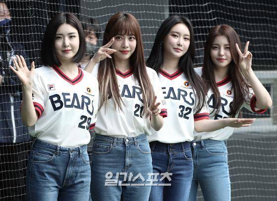 2021프로야구 KBO리그 두산베어스와 KIA타이거즈의 경기가 4일 오후 서울 잠실야구장에서 진행됐다. 경기에 앞서 걸그룹 브레이브걸스가 개막 축하공연을 위해 그라운드에 나와 손을 흔들고 있다. 잠실=김민규 기자 kim.mingyu@joongang.co.kr /2021.04.04/
